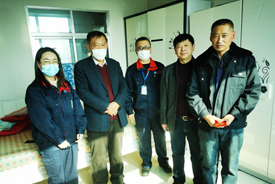 The trade union visited the families of the workers in need